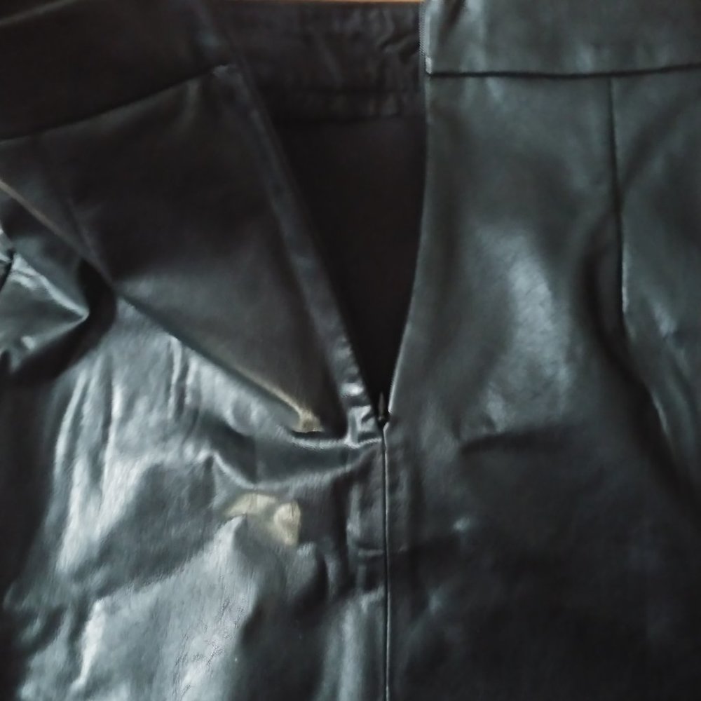 Stradivarius faux leather mini skirt - Picture 2 of 6